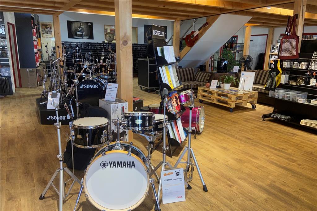 Dortmunder Kult-Laden feiert Geburtstag: Harte Zeiten, optimistische Gründer Von Schlagzeugen über Klaviere bis hin zu Geigen: Das „Musik Center Dortmund" hat ein großes Sortiment an Instrumenten.