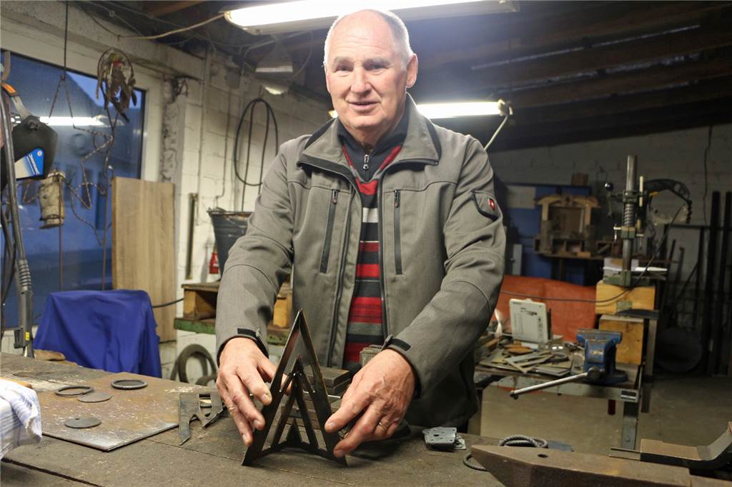 Neues Weihnachtsbild im Dorf – auch dank der Ideenschmiede eines Tüftlers Von seinen Materialien, die er teils aus Altmetallcontainern erhält, lässt sich der Tüftler gerne inspirieren. Unterstützung erfährt er von vielen Seiten.
