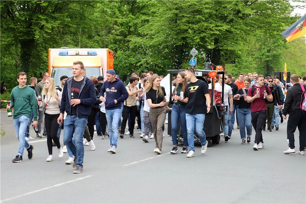 Tausende feiern den Mai: Grillwiese am Cappenberger See wird Party-Zone Von Selm strömten laut Polizei am Mittag rund 650 Feiernde zur Grillwiese am Cappenberger See.