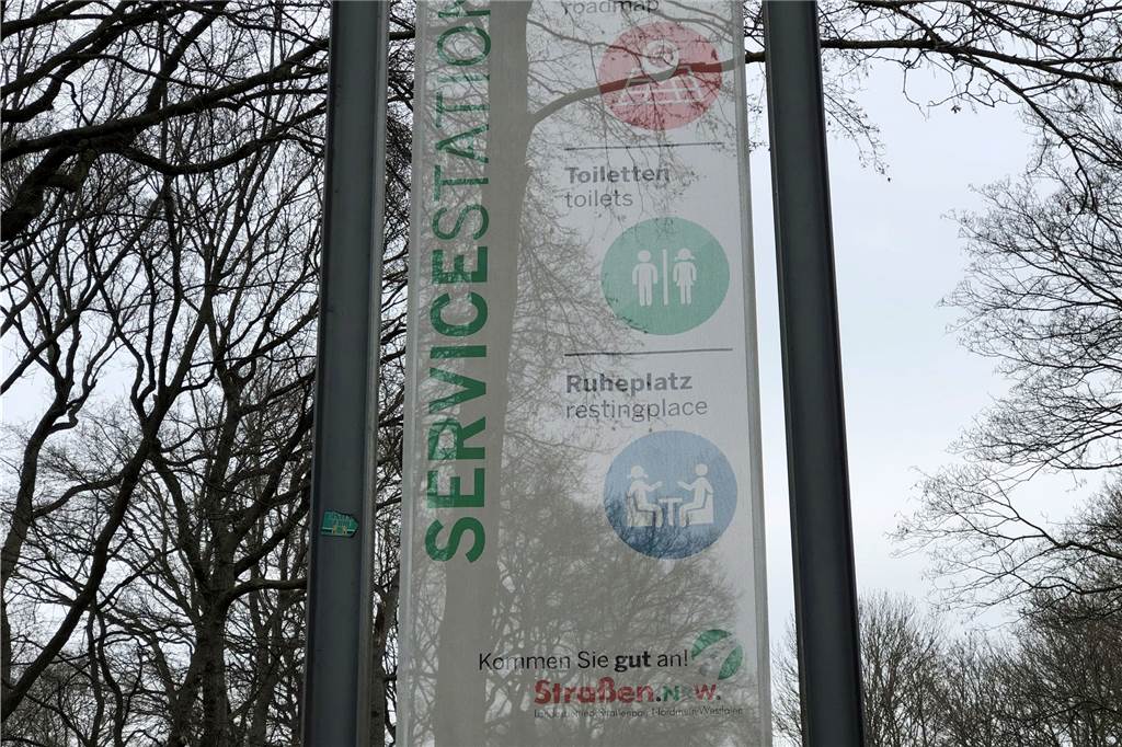 Stark vermüllt: A1-Rastplatz bei Werne Sorgenkind der Autobahnmeisterei Von "Service Station" wie auf diesem Plakat von Straßen NRW konnte auf dem Rastplatz keine Rede sein.