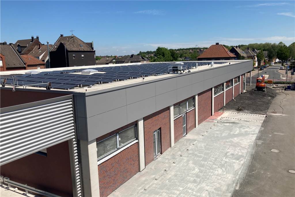 Von Solarzellen auf dem Dach wird der Strom bezogen.