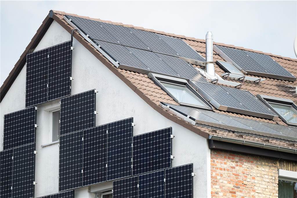 Firma will mit Mieterstrom durchstarten: So profitieren Mieter Von solchen Solarpaneelen auf den Dächern und Wänden von Mehrparteienhäusern sollen in Zukunft nicht mehr nur Vermieter in Vreden profitieren.