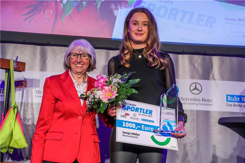 Vom TV Brechten in die große weite Welt - „Unser Anne“ Richter feiert besonderes Jubiläum Von Sportlerin des Jahres zu Sportlerin des Jahres: Annegret Richter überreichte bei Dortmunds Sportlergala den Preis an Beachvolleyballerin Svenja Müller.