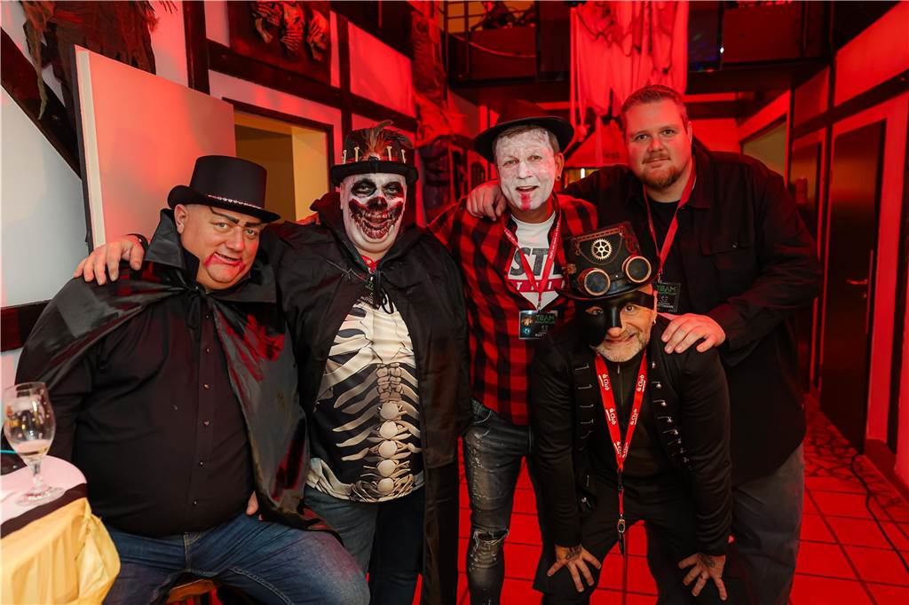 Von unheimlichen Monstern über blutsaugenden Vampiren bis hin zu fiesen Hexen – die Gäste zeigten Kreativität bei ihren Kostümen und verwandelten die Tanzfläche im Brauhaus Kirchhellen in ein wahres Gruselkabinett voller fantastischer Gestalten. 