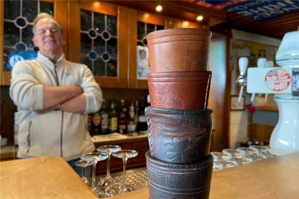 Oliver Hillen (61) von Haus Zier traurig: „Der letzte Abend war schön“ Von vielen Händen ist das Leder blank und abgegriffen: Knobelbecher stapeln sich auf dem Tresen. Geknobelt wird hier nun nicht mehr.
