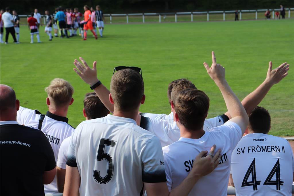 SV Frömern feiert einen gelungenen Saisonabschluss - auch ohne Mario Basler Von zahlreichen Fans und Mitgliedern wurde der SVF nach Osnabrück begleitet.