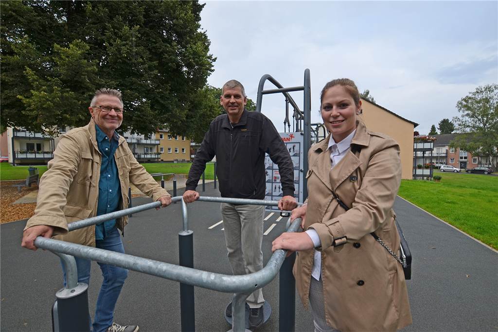 Vonovia-Regionalleiterin Vanessa Weber stellte das umgestaltete Wohnumfeld in der Siedlung vor. Bezirksbürgermeister Axel Kunstmann (l.) und Grünen-Fraktionssprecher Jürgen Utecht freuen sich über die Sport-Anlage.