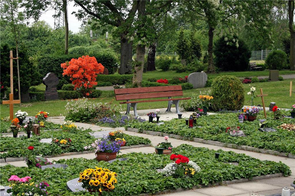 Jahreschronik des Heimatvereins Oespel-Kley ist eine spannende Lektüre Gräber auf dem Friedhof in Dortmund-Oespel.