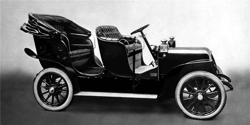 140 Jahre sauber in Bewegung – die Geschichte des E-Autos Vor 105 Jahren war die Elektrische Viktoria eines der ersten Fahrzeuge, das nur mit elektrischer Energie betrieben durch Berlin rollte. Hergestellt von den Siemens – Schuckert Werken in Berlin diente sie mit ihrer Höchstgeschwindigkeit von 30 km/h und einer Reichweite von 80 km vor allem als elegantes Hoteltaxi.