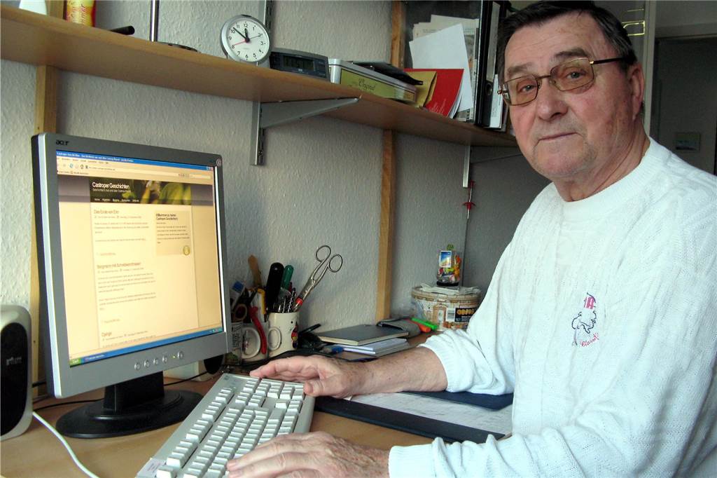 Vor 15 Jahren: Hans Frackowiak geht seinem Hobby Schreiben nach.