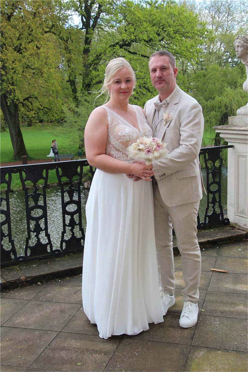 Kai Hofste und Nora Brömmel besiegeln langjährige Liebe mit Ja-Wort Vor 17 Jahren haben sich Nora Brömmel (33) und Kai Hofste (44) beim Karneval in Gronau kennengelernt.