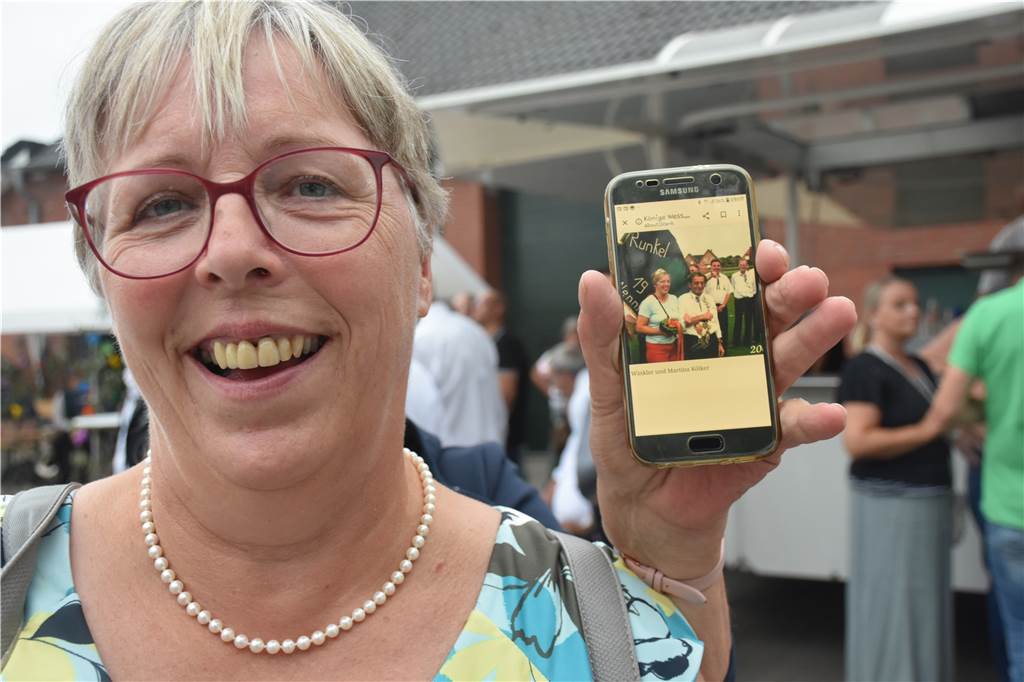 Video und viele Fotos: Herbert Nathues ist Kaiser beim Runkelclub Wenningfeld Vor 18 Jahren, 2004 war Martina Kölker(64) Königin vom Runkelclub Wenningfeld 1970.
