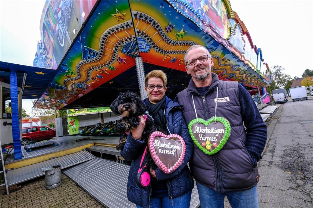 „Recklinghausen leuchtet auch in Süd“: Allerheiligenkirmes 2023 startet Bianka und Uwe Eusterfeldhaus mit Hündin Luna vor dem Autoscooter auf der Allerheiligenkirmes