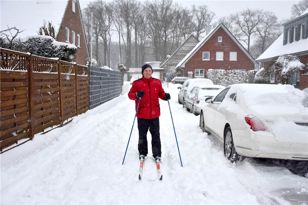45 Kilometer Langlauf: Hans-Georg Fischer kann es nicht genug schneien Vor 25 Jahren hatte sich Hans-Georg Fischer schon einmal auf den Weg gemacht: Ahaus-Epe-Ahle-Ahaus – eine Strecke von rund 45 Kilometern. Seither war die Schneedecke nicht mehr dick genug.