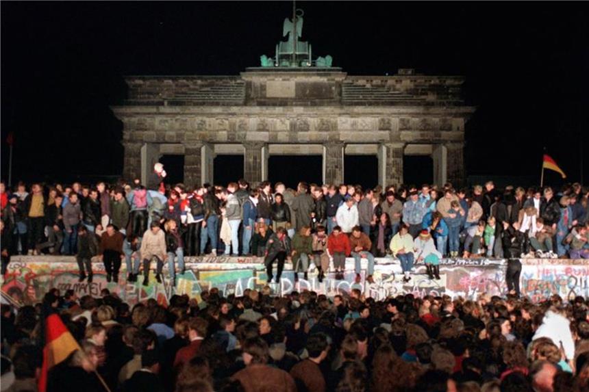 Die Berliner Mauer ist nun genauso lange weg, wie sie da war Vor 28 Jahren, 2 Monaten und 26 Tagen fiel die Mauer - die 28 Jahre, 2 Monate und 26 Tage gestanden hatte. Foto: Wolfgang Kumm
