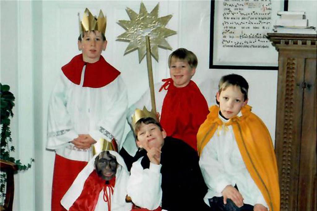 Sternsinger-Revival nach 30 Jahren: Asbecker ziehen nochmal durchs Dorf Fünf Sternsinger aus dem Jahr 1994.