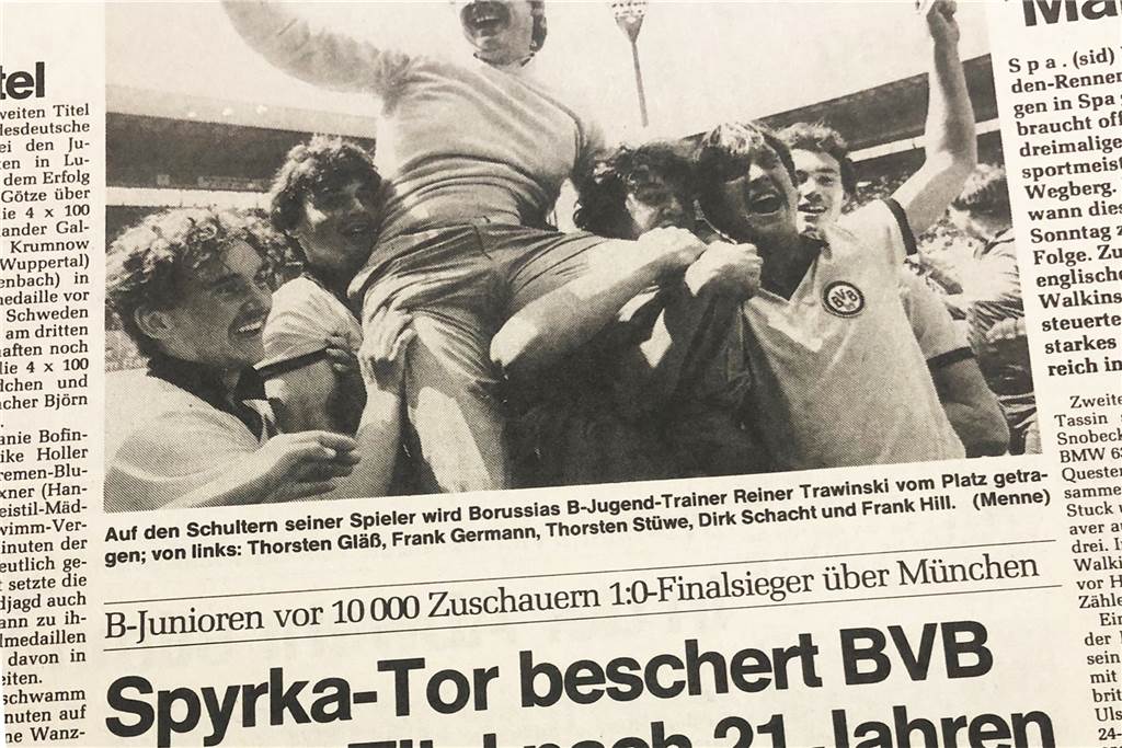 Jochens Schicksal bewegt die Menschen: Nun ist seine Bank im Park leer Vor 38 Jahren wurde Jochen als zweiter Torwart Deutscher B-Jugend-Meister mit dem BVB. In seiner Mannschaft spielten unter anderem der heutige Trainer Thorsten Fink sowie Maurice Banach und der Finalsieg-Torschütze Adrian Spyrka.