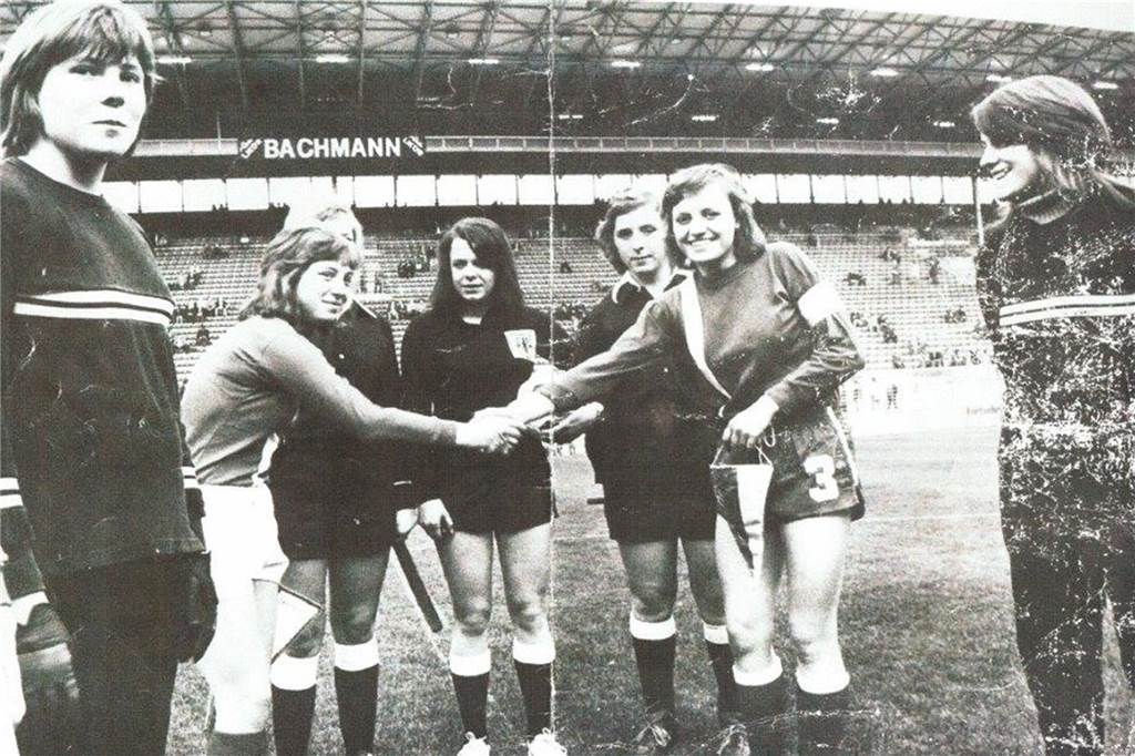 Bärbel Scheidereit kickte schon früher als die Profis im Westfalenstadion Mannschaftskapitän Bärbel Scheidereit begrüßt auf diesem Foto aus dem jahr 1974 das Schiedsrichterteam sowie die gegnerische Spielführerin im neuen Westfalenstadion.