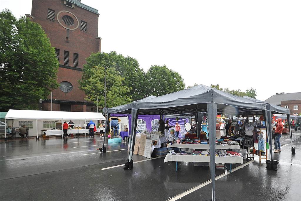 Ickern Messe: Dienstleister und Handel trotzen dem Wetter Vor allem am Vormittag blieben viele Ickerner erst einmal zu Hause.