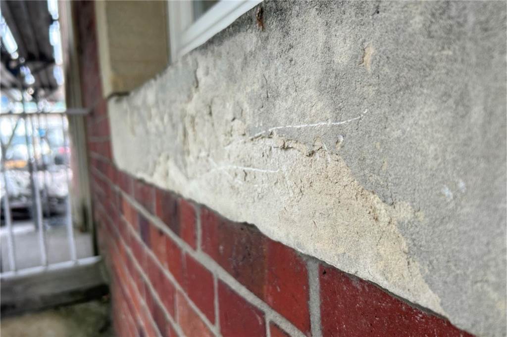 Sanierung am Alten Rathaus: Bürgerstiftung lässt Giebel restaurieren Vor allem an den Sandsteinfassaden des Hauses fängt es immer mehr an zu bröckeln.