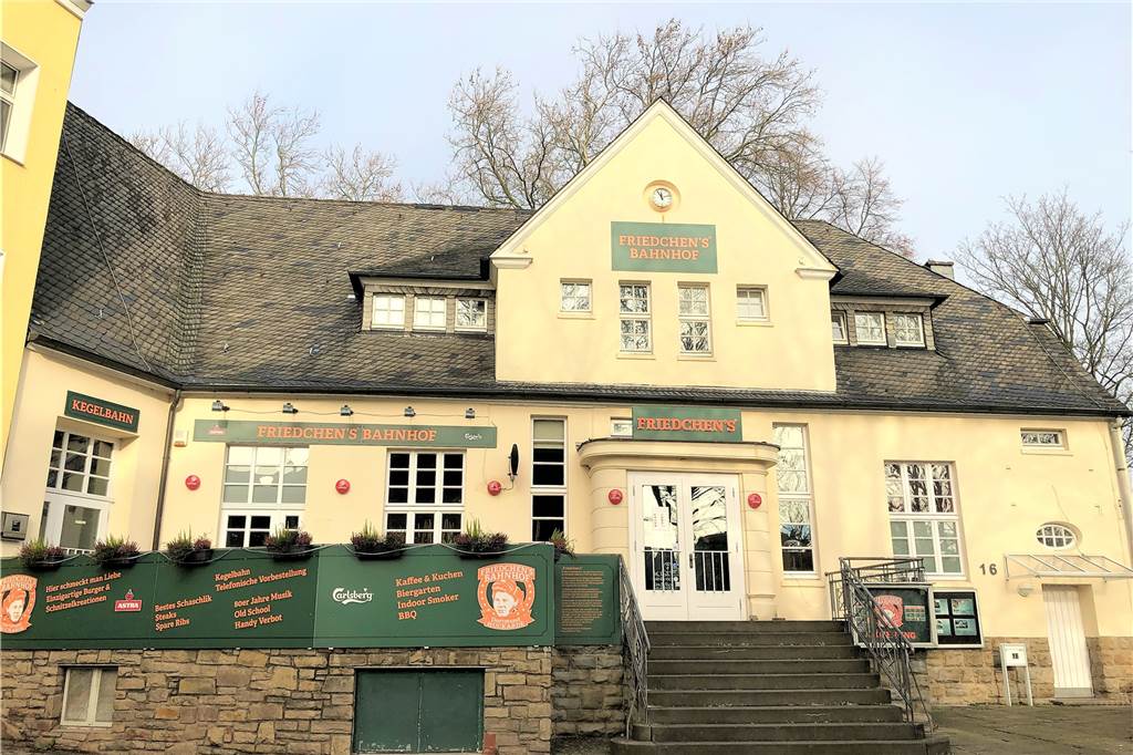 Kay Fräder schließt Restaurant: „Corona-Hickhack macht zu viel Druck“ Vor allem aus wirtschaftlichen Gründen wird Friedchens Bahnhof ab dem 17. Januar 2022 für rund drei Monate geschlossen.