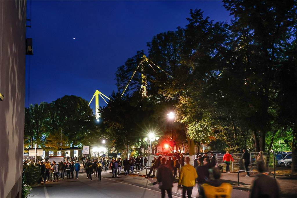 Gesperrter Weg: Lösung für BVB-Spiel gefunden – aber der Streit geht weiter Vor allem bei BVB-Spielen ist der Weg zwischen den Messehallen eine wichtige Fußgänger-Verbindung.