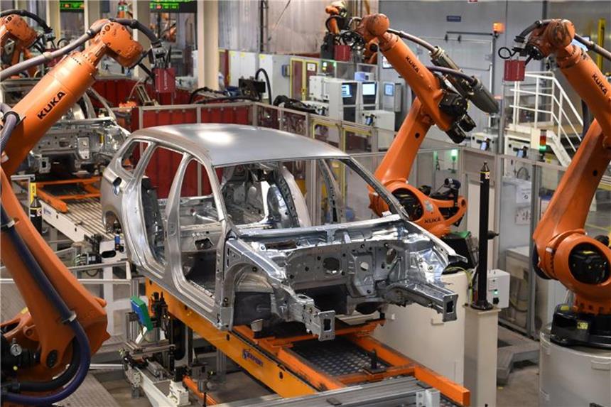 Digitalisierung: Arbeitnehmer fühlen sich schlecht gerüstet Vor allem bei der Herstellung von Fahrzeugen kommen Roboter bereits zum Einsatz. Foto: Carmen Jaspersen