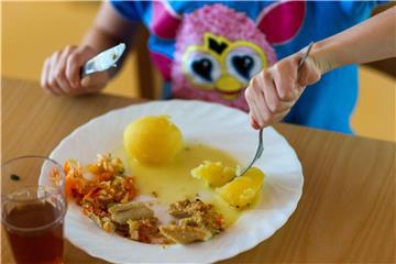 Vor allem beim Essen kann schnell etwas schiefgehen. Eltern dürfen auch mal darüber lachen, jedoch sollte das Kind nicht verhöhnt werden. Foto: Jens Büttner