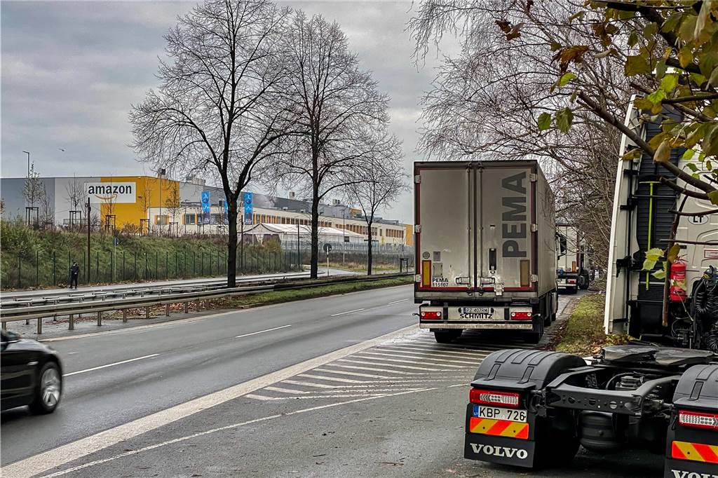 Vor allem das Amazon-Logistikzentrum auf der Nordseite der Brackeler Straße sorgt für das hohe Aufkommen an Lieferverkehr.