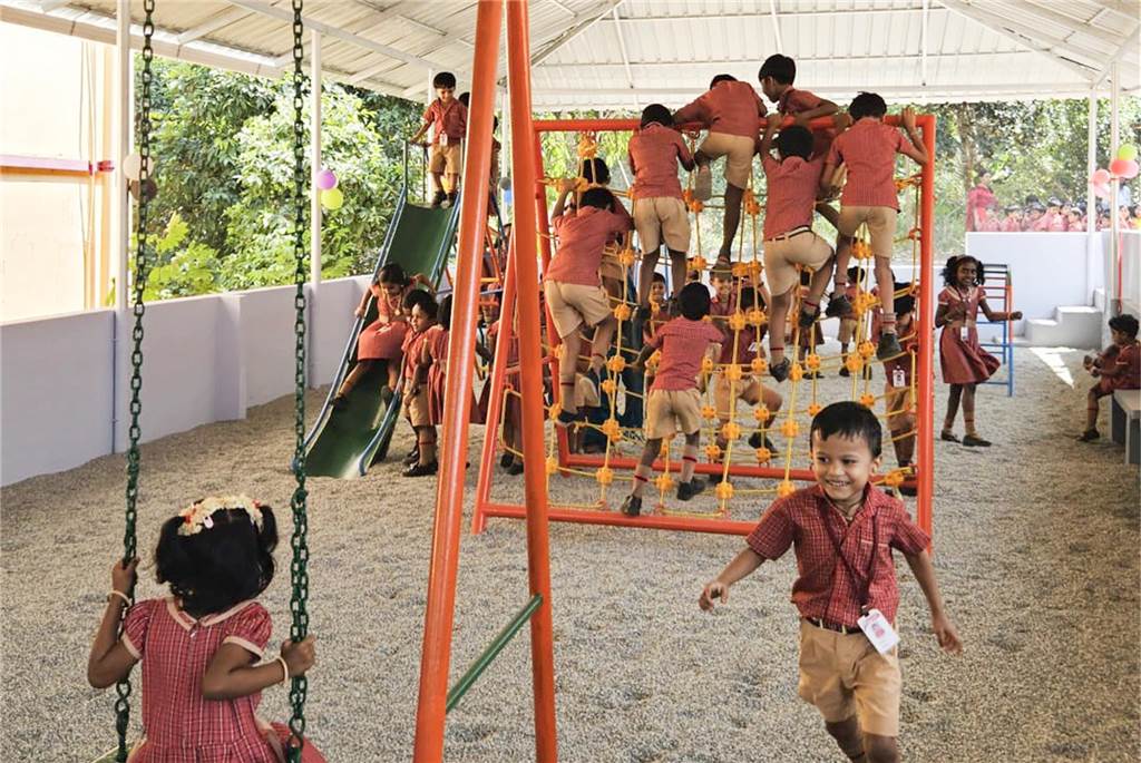 Herzensprojekt von „Freiheitsvogel hilft“: Spielplatz in Indien eröffnet ein Spielplatz mit Kindern