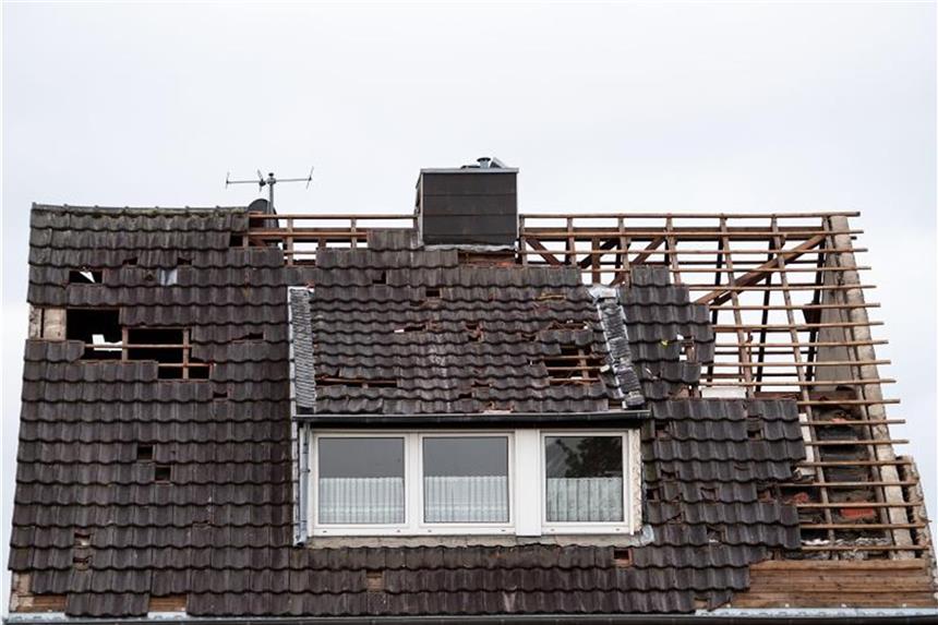 Kann man sein Haus vor Tornados schützen? Vor allem das Dach können Tornados beschädigen. Hier deckte ein Wirbelsturm in Viersen (NRW) große Teile davon ab. Foto: Marius Becker