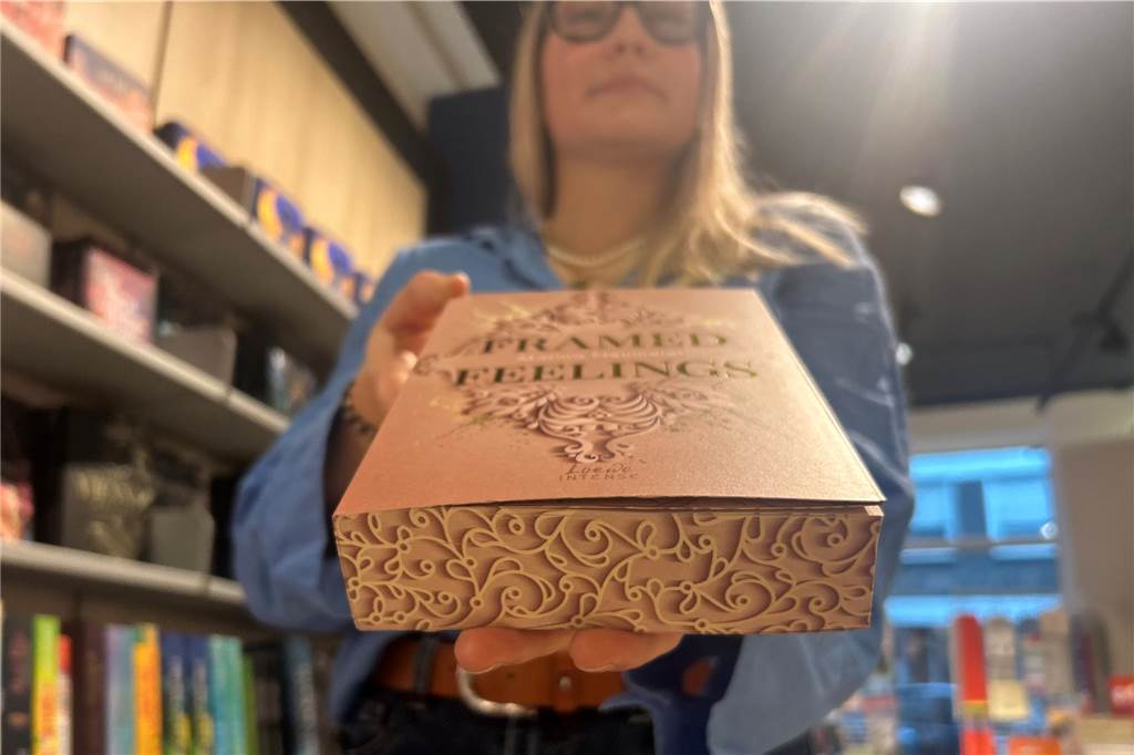 Knisternder Büchertrend schlägt in Vreden ein: Junge Leserinnen überlaufen Nova Buch Vor allem der bunte Farbschnitt überzeugt viele junge Leserinnen von den neuen Büchern.