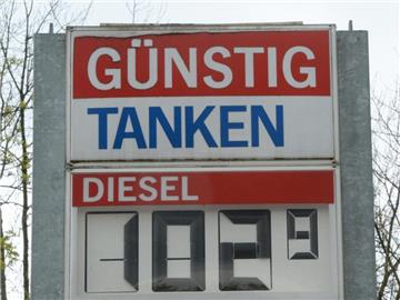 Vor allem der deutliche Ölpreisrückgang sorgt für fallende Preise. Foto: Franziska Kraufmann