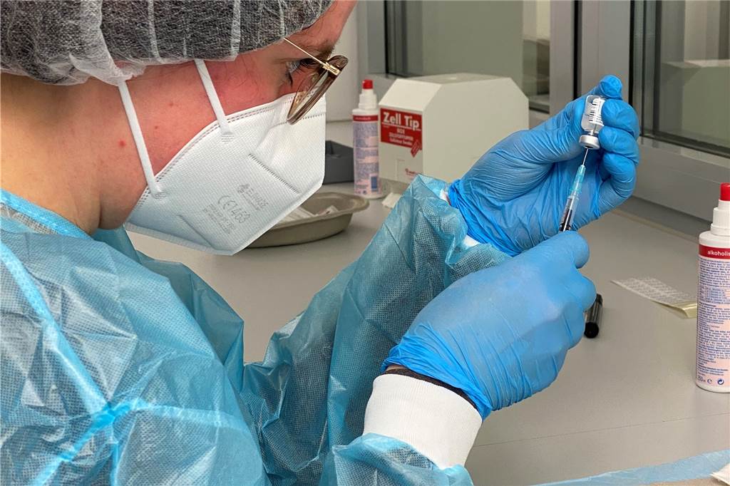 Impfzentrum in Dülmen: Nordkirchenerin liefert Blick hinter die Kulissen Vor allem der Impfstoff der Hersteller Biontech/Pfizer seien sehr anspruchsvoll im Umgang und empfindlich "wie ein rohes Ei", berichtet die Apothekerin Laura Höcke.