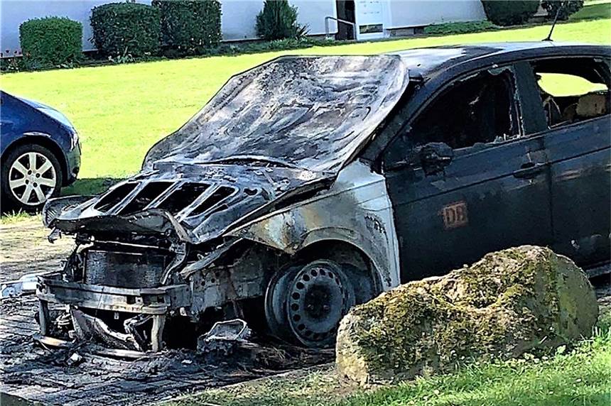 Mitten in der Nacht: Auto der Deutschen Bahn steht in Flammen Vor allem der vordere Bereich des Brandautos ist komplett zerstört. Die Polizei ermittelt wegen vorsätzlicher Brandstiftung.