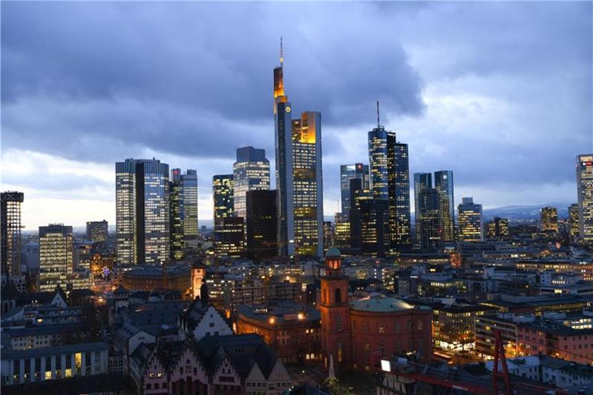 Staatsanwaltschaft erhebt erste Anklagen wegen „Cum-Ex“ Vor allem die Bankentürme bilden die markante Skyline der Mainmetropole Frankfurt. Foto: Arne Dedert/Archiv