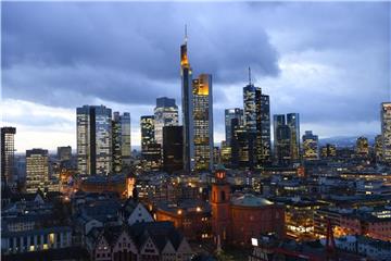 Vor allem die Bankentürme bilden die markante Skyline der Mainmetropole Frankfurt. Foto: Arne Dedert/Archiv