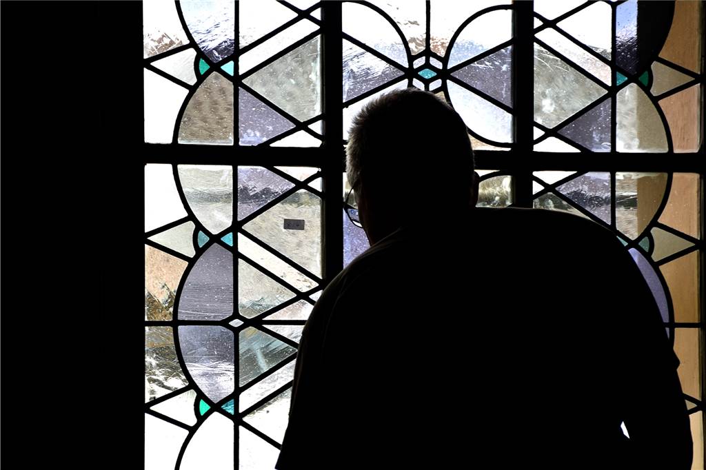 Fenster, Lampen, Heizung, Anstrich: Christuskirche wird aufwendig saniert Vor allem die Fenster der Christuskirche haben der Gemeinde Kopfschmerzen gemacht. Die Rahmen müssen komplett getauscht werden, weil sie korrodiert und undicht waren. Ein großer Kostenpunkt.