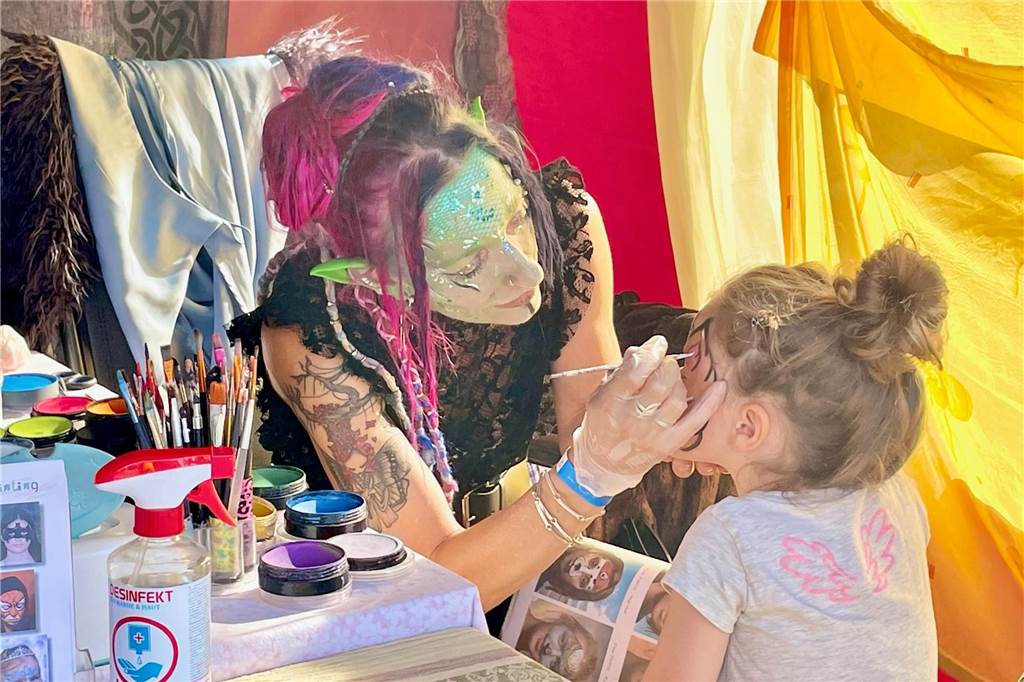 Kein Mittelaltermarkt in Aplerbeck: Eins der schönsten Feste fällt aus Eine Frau schminkt ein Mädchen beim Kinderschminken.