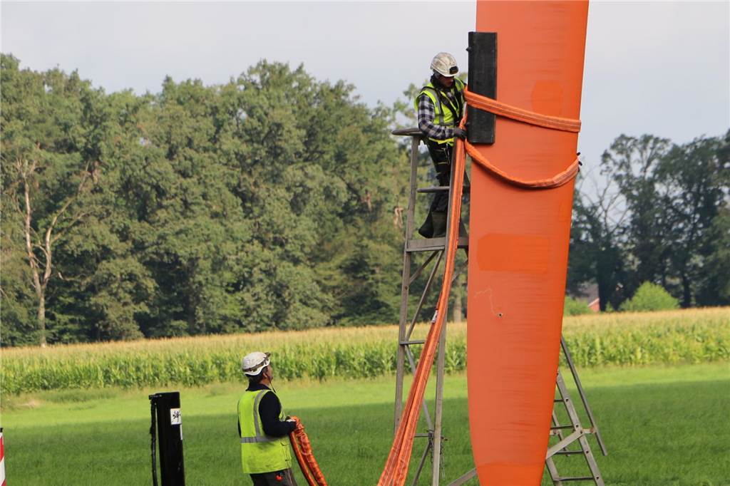 Mitarbeiter am Rotorblatt