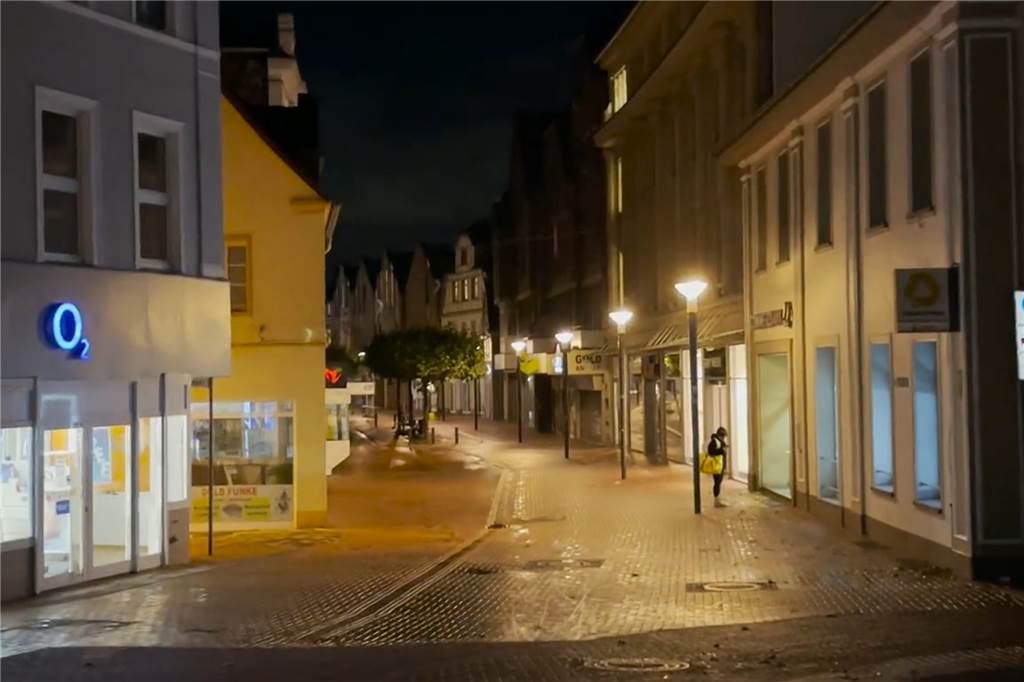 Energiespar-Verordnung in Lünen: Nicht alle Lichter gehen aus nach 22 Uhr Vor allem die Straßenlaternen beleuchten die Lüner City nach 22 Uhr. Etwas mehr als eine Hand voll Läden sind aber auch zu diesem Zeitpunkt noch beleuchtet. Das Gros der Geschäfte verzichtet darauf.