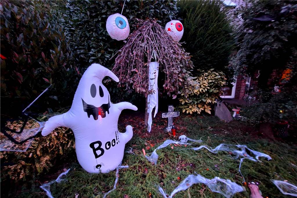 Grausiger Grusel: Familie Paß dekoriert ihr Haus für Halloween Vor allem dieses Gespenst hat es den beiden Kindern der Familie angetaan. Es ist halt eher süß.
