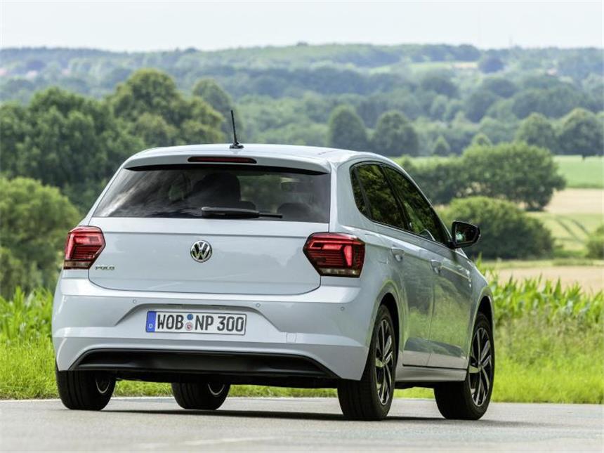 VW Polo im Test: Mini-Golf für Fortgeschrittene Vor allem Hinterbänkler sitzen nun bequemer. Zudem wächst der Kofferraum um 25 Prozent und fasst nun 351 Liter. Foto: Markus Heimbach/VW/dpa-infocom