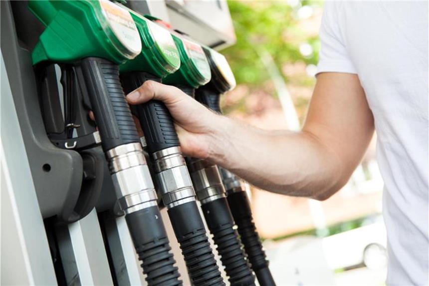 Bei Tankwartservice haftet Betreiber für falschen Sprit Vor allem im Ausland sollten sich Autofahrer besonders konzentrieren, um nicht den falschen Treibstoff zu zapfen. Foto: Christin Klose/dpa-tmn