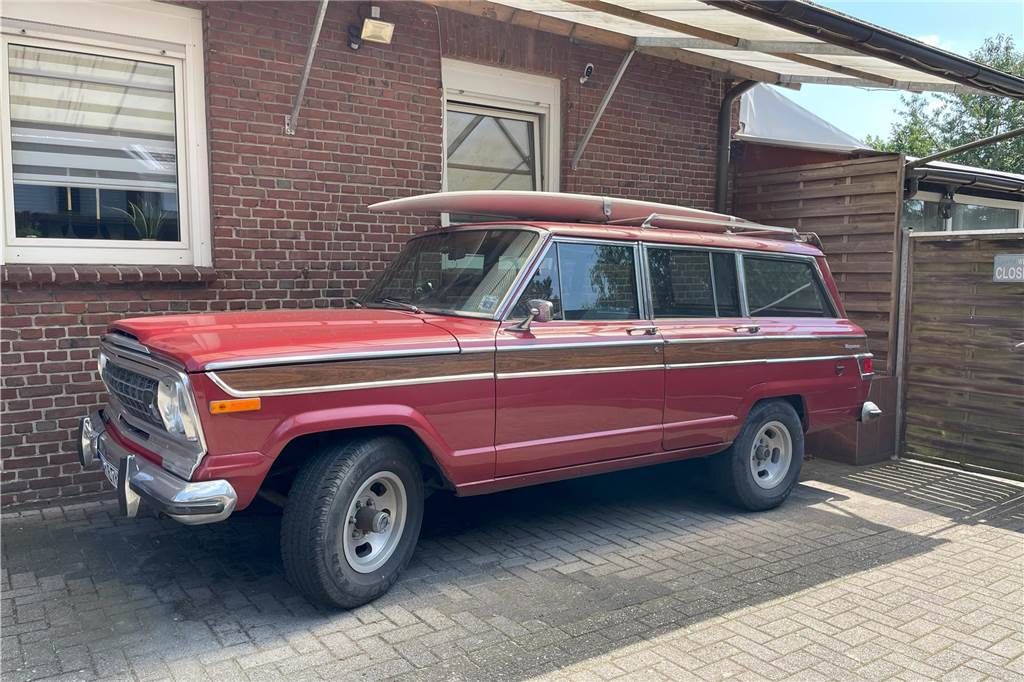 Vor allem im Sommer ist Feldkamps Jeep sein Liebling – in erster Linie wegen seiner „Oben-Ohne“-Funktion: Den roten Oldtimer fährt er gern als Cabriolet.
