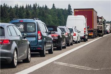 Vor allem im Sommer verreisen die Deutschen gerne mit dem Auto. Dabei kommt es oft zu Staus im Anreiseverkehr. Foto: Christoph Schmidt