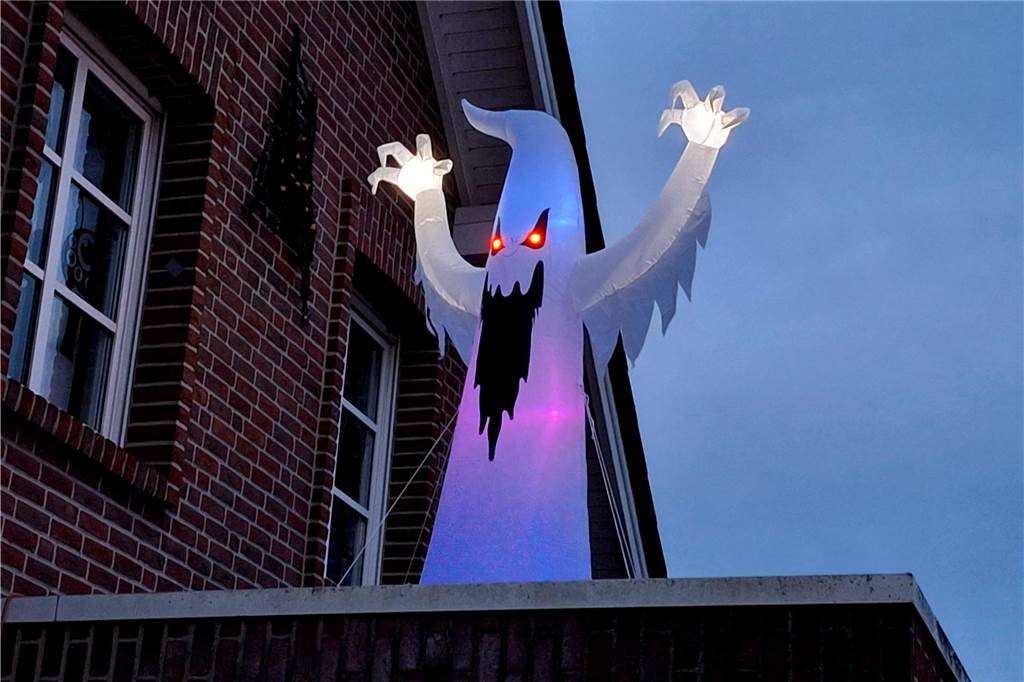 Grausiger Grusel: Familie Paß dekoriert ihr Haus für Halloween Vor allem in der Nacht beeindruckend: das leuchtende Gespenst auf der Garage der Familie.