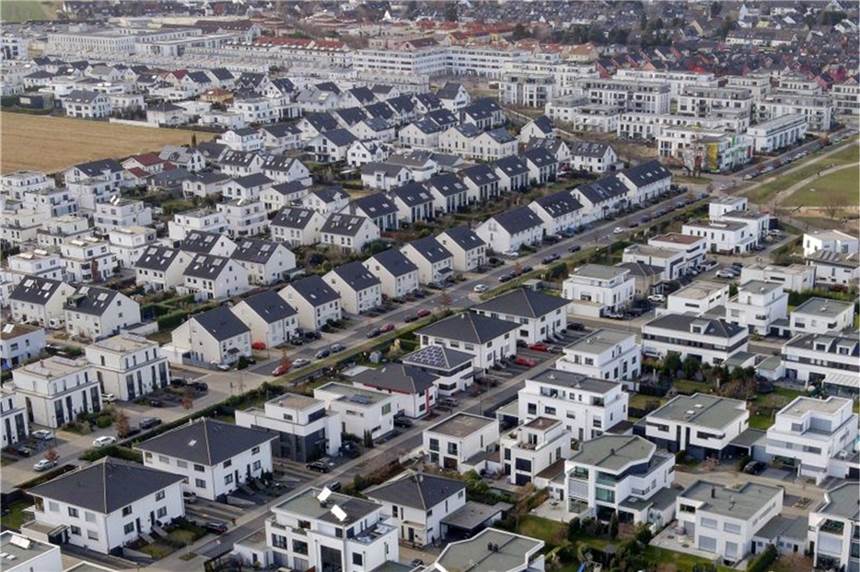 Immobilienboom: Das geerbte Elternhaus wird teuer Vor allem in Großstädten und ihrem Umland kann das Erben des Elternhauses eine finanzielle Bürde bedeuten.