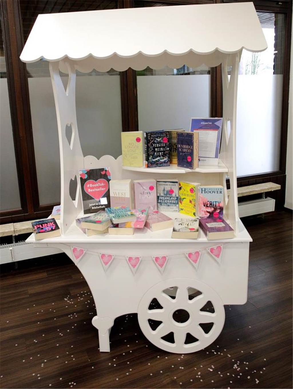 Büchertipps auf TikTok: Stadtbücherei präsentiert BookTok-Favoriten Vor allem Liebesromane finden sich auf dem Booktokwagen in der Stadtbücherei in Haltern am See, der mit Herzchen verziert ist.