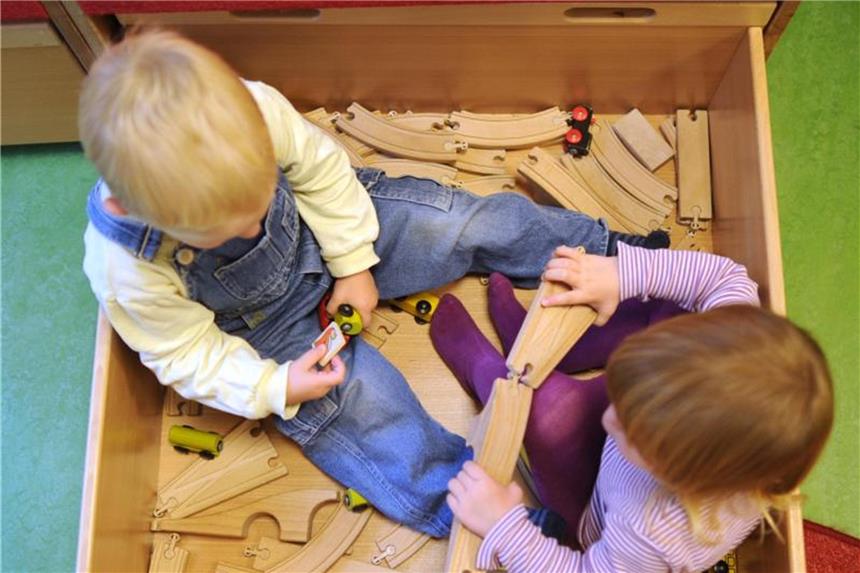 Vor allem mit kreativen Spielsachen lässt sich die Entwicklung eines Kindes fördern. Foto: Julian Stratenschulte